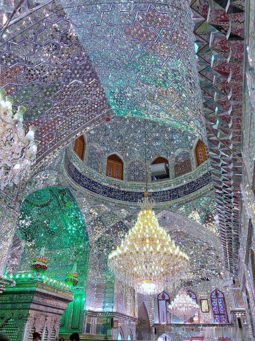 设拉子的建筑，说到底是色彩、光线与登峰造极的工艺这三者之间的默契配合。在那座灯王