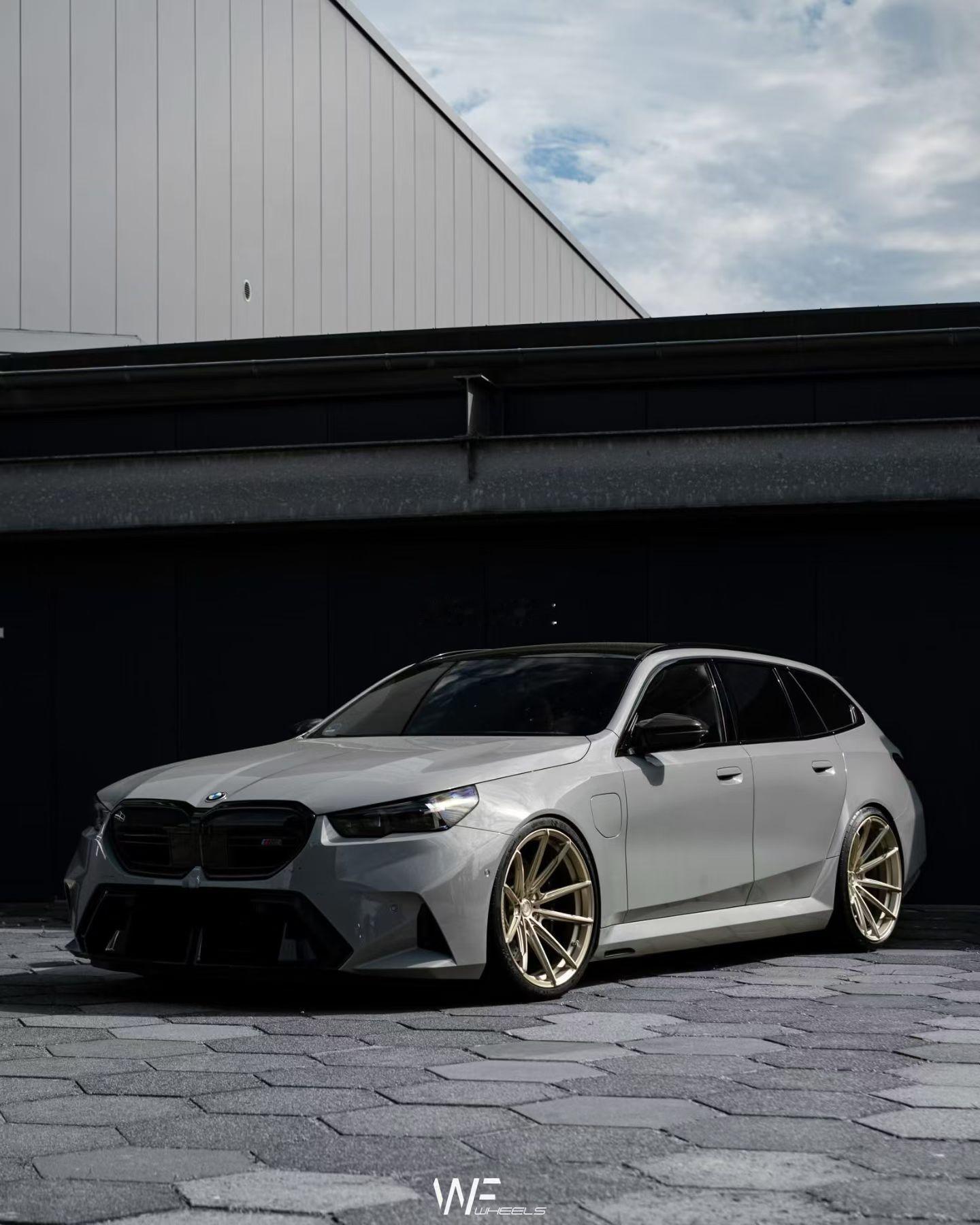 宝马G90 M5福利来啦德国WF新推出新款M5 22寸锻造轮圈型号 R3 22/