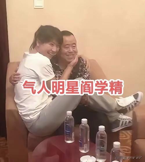 难以理解，难以置信！闫学晶居然是国家一级演员，享受正师级待遇！
天哪，这还哭穷啊