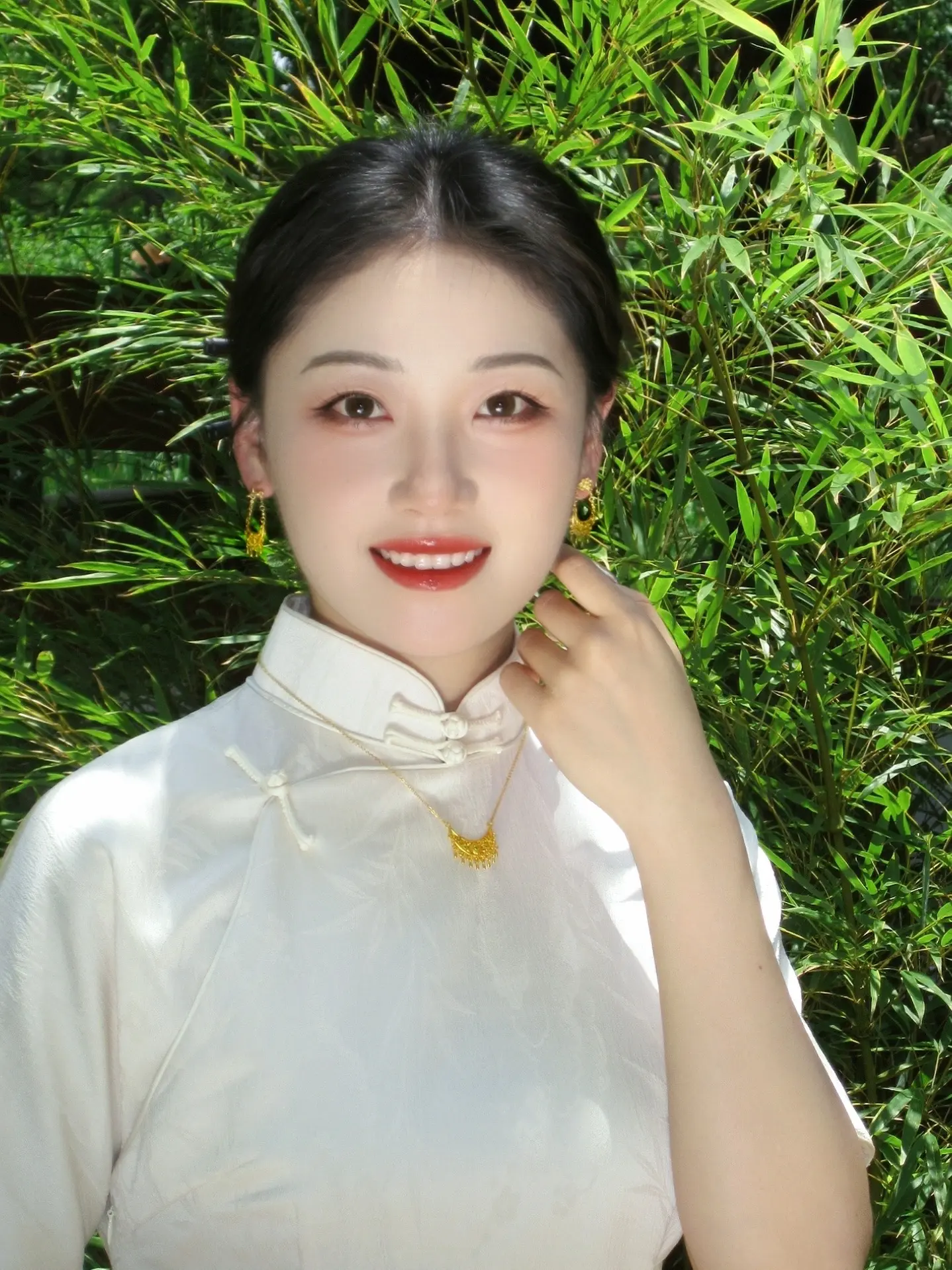 露从今夜白，月是故乡明。