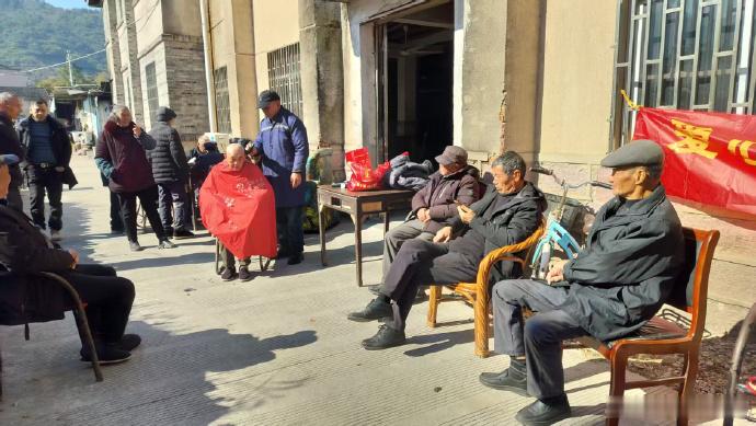 台州三门爱心义剪剪出乡村温情画卷 三门爱心义剪暖乡野！志愿者携技入村，为留守老人