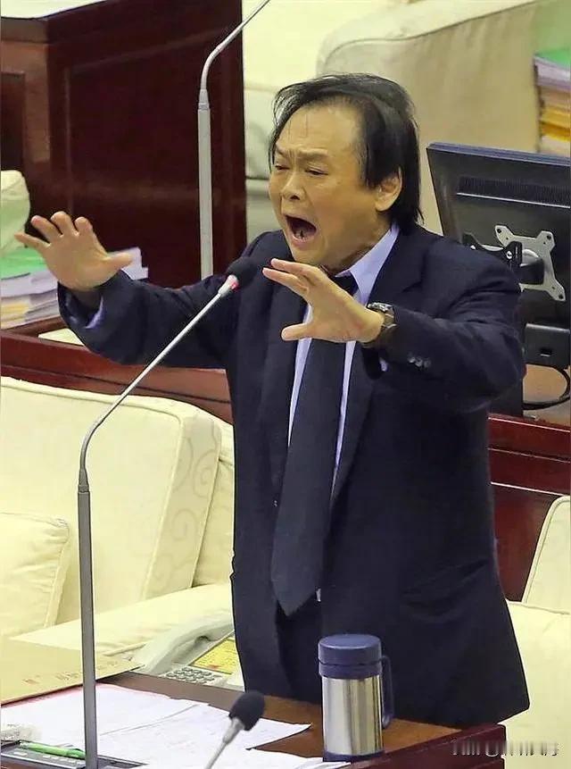 王世坚一边狂拱别人参选，一边被粉丝疯狂力挺，“抬轿兼坐轿”的戏码，到底是真心劝退