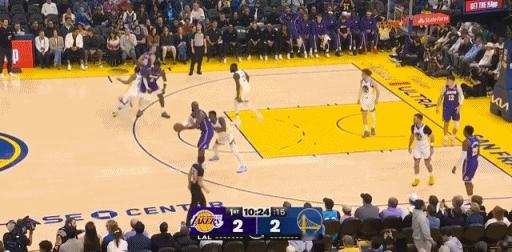 太逗了！詹姆斯突破时居然顶到“小追梦”！
在今天NBA常规赛湖人对阵勇士的第一节