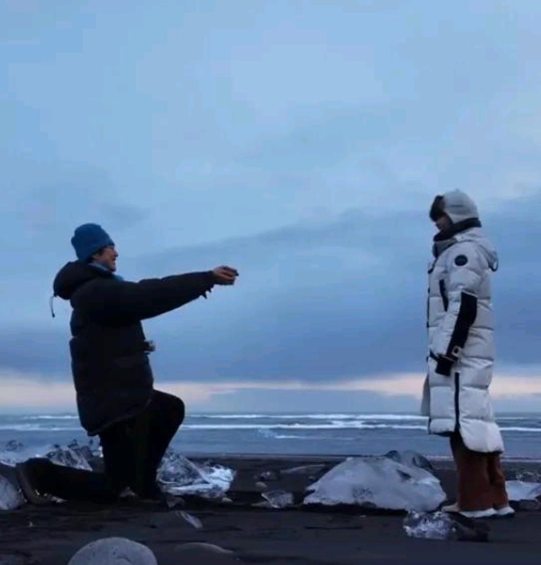 恭喜！金莎被小19岁男友求婚成功
12月24日，演员金莎和小19岁的男友孙丞潇同