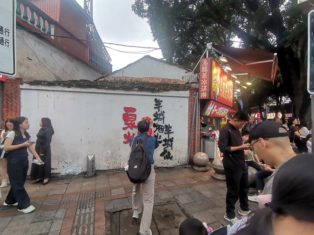 泉州西街不愧是特色美食街，这里完美诠释了“半城烟火半城仙”。
西街背靠开元寺双塔