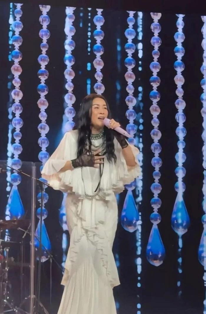 那英被称为“华语天后”不是没道理的！看看她在广东佛山演出，58岁的她，长发披肩，