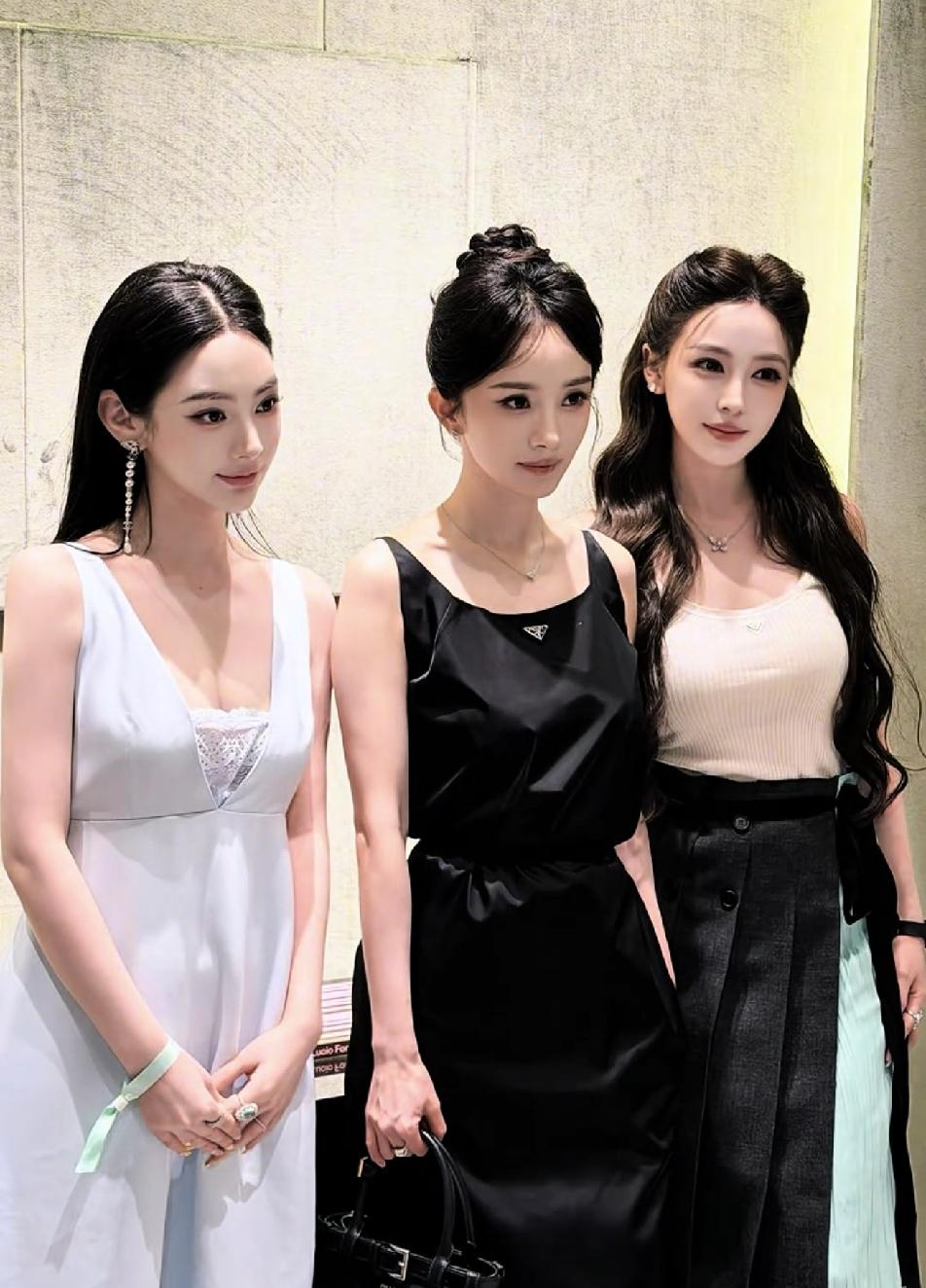 杨幂和品牌VIP合影完全随性，不笑，不应酬，不谄媚，好像也没问题，其他明星和VI