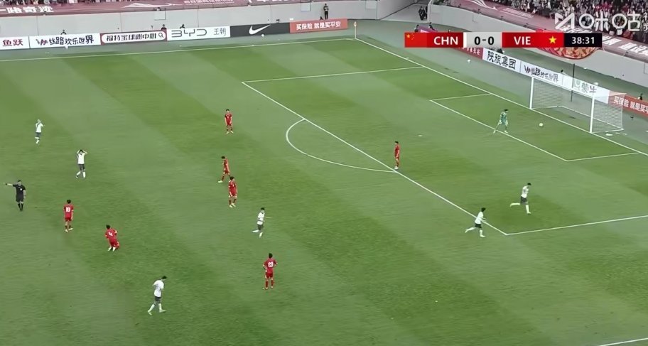 杜月徵天外飞仙U23国足对阵越南，杜月徵禁区外扛住防守，凌空外脚背轰出无解世界波