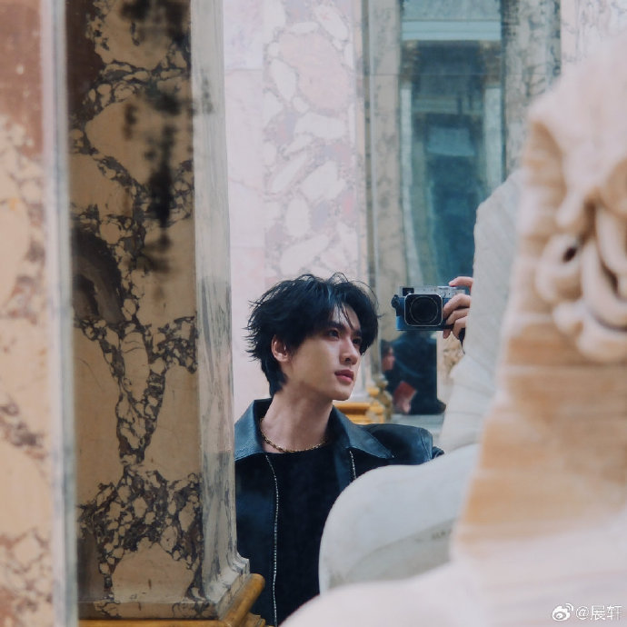 展轩拍的卢浮宫不只是颜值在线，拍照技术也这么能打，展轩镜头下的卢浮宫真的很有质感