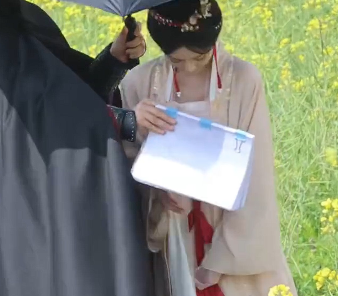 丁禹兮防宋祖儿走光丁禹兮帮宋祖儿挡胸口《司宫令》新路透，丁禹兮这款防走光神器今天