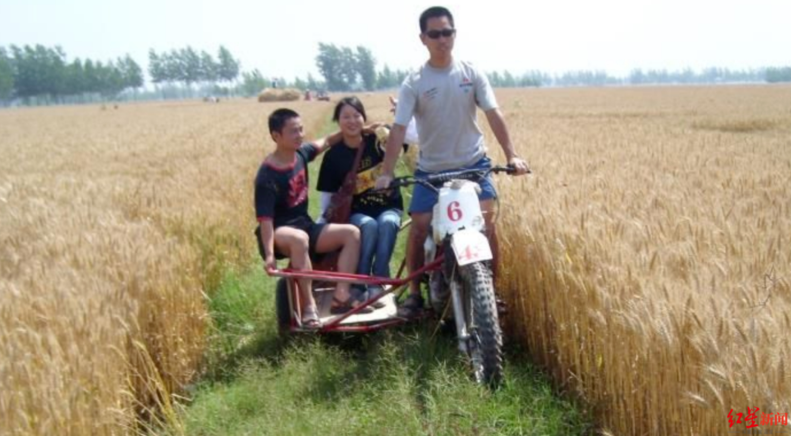 #张雪星姐牙哥珍贵合照#【对话张雪入门师父“牙哥”：“别人不收你我收你” 曾资助