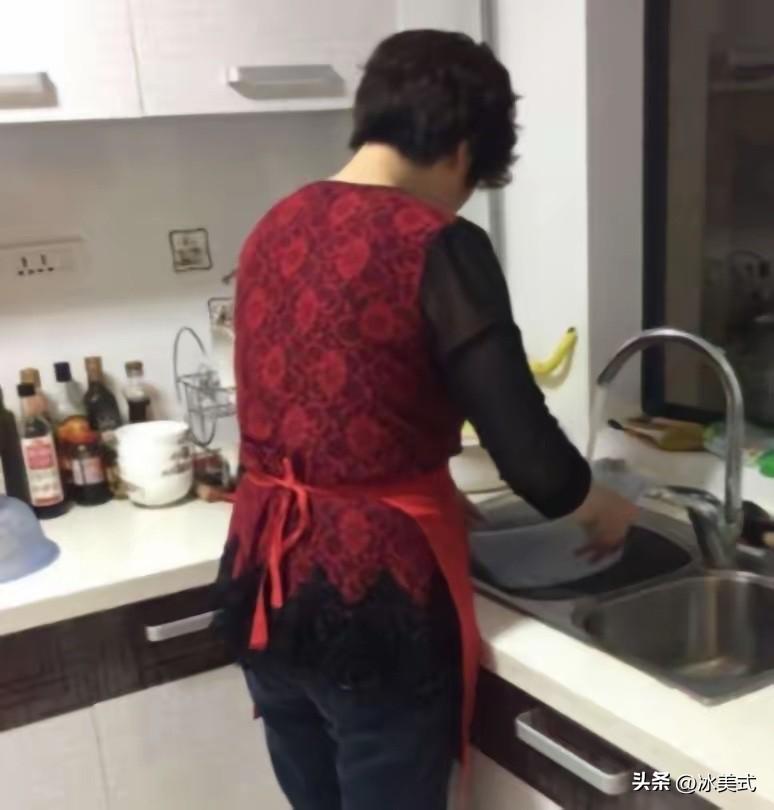 "我有钱！就任性！"上海，雇主要吃凉面，保姆煮好面条后，正用凉水过面条，雇主看见