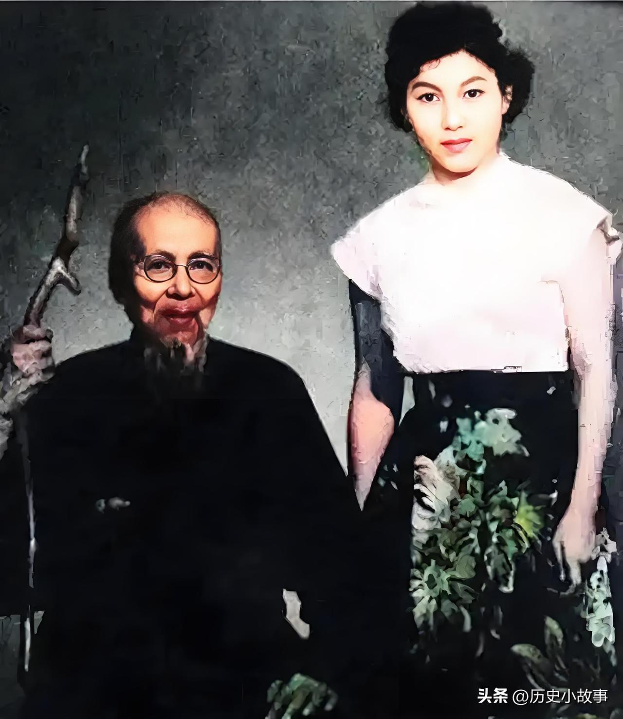 1952年的一天，齐白石已经快90岁了，他不知哪里来的力气，一把将25岁的新凤霞