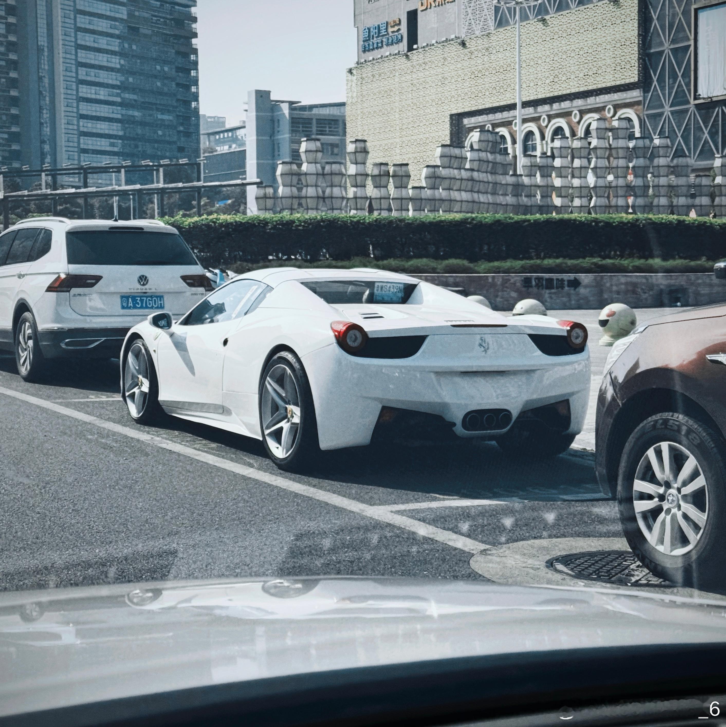 一觉睡醒楼下见到一辆板正的458   连班味都感觉变清爽了 佛山