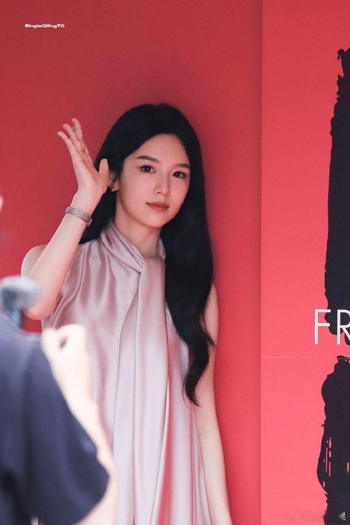 周也清晰的美貌 周也从戛纳美到广州了 线下无美颜无滤镜的实拍镜头格外考验人，可周