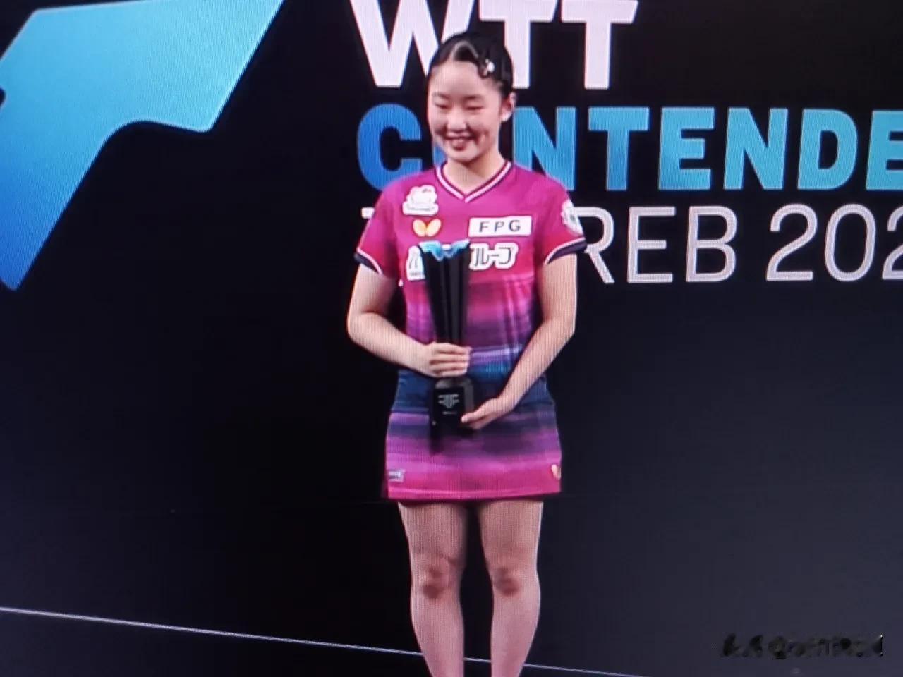 大家发现了吗？张本美和明明是四川姑娘，为什么也是O型腿？

有网友说:
这是职业