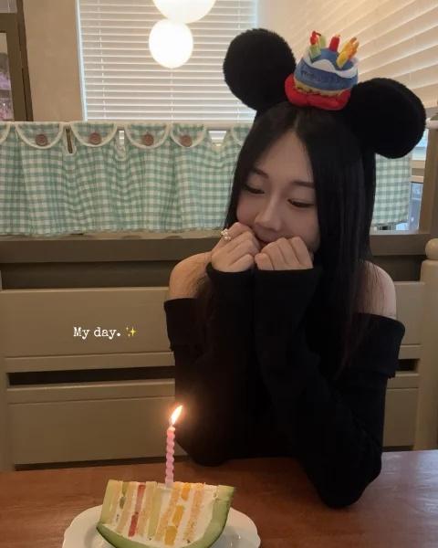 * 𝐂𝐚𝐧𝐝𝐥𝐞𝐬 𝐥𝐢𝐭, 𝐦𝐲 𝐦𝐨𝐦𝐞𝐧