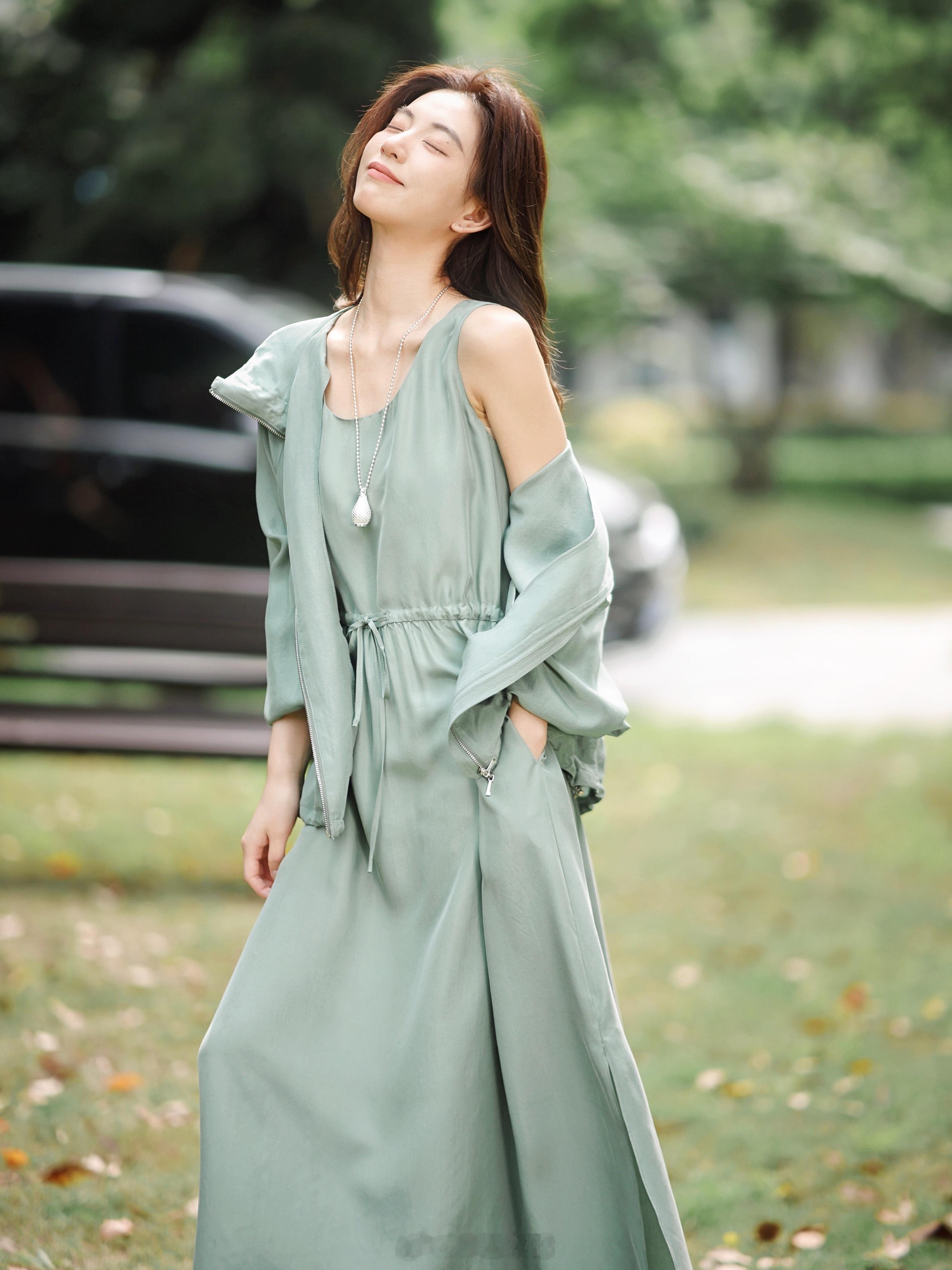 是夏天的感觉～100真丝/轻盈飘逸 连衣裙还有收腰抽绳特显瘦！！ 