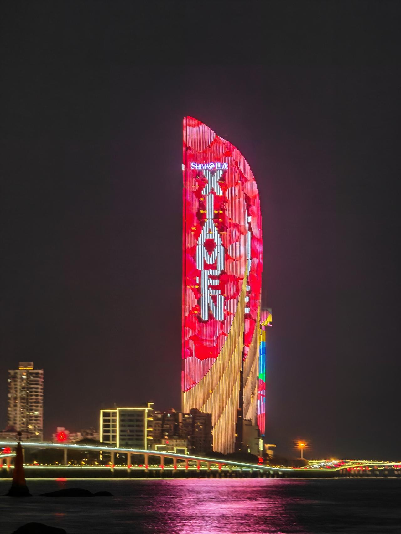 厦门：扬眉剑出鞘！
厦门这栋楼，犹如一把宝剑，耸立于海岸，与鼓浪屿上的郑成功雕像