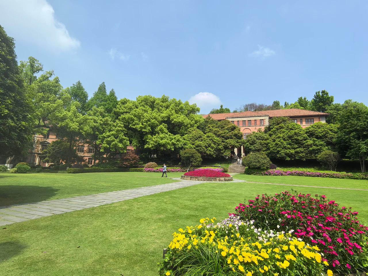 走进杭州浙大之江校区，邂逅一砖一瓦的民国风韵，置身古树绿荫环抱之中，时光放缓，身