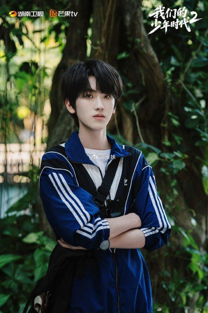 李浩宇赢比赛盼来的是后妈家人我们的少年时代2赢下比赛的喜悦还没有散去，李浩宇回到