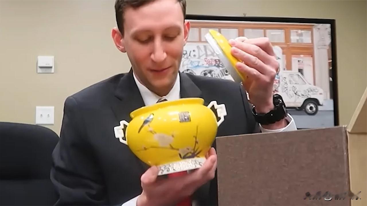 这个美国人当年拒绝西方的天价赏金和名贵跑车，甚至顶着死亡威胁，也执意要把南京大屠