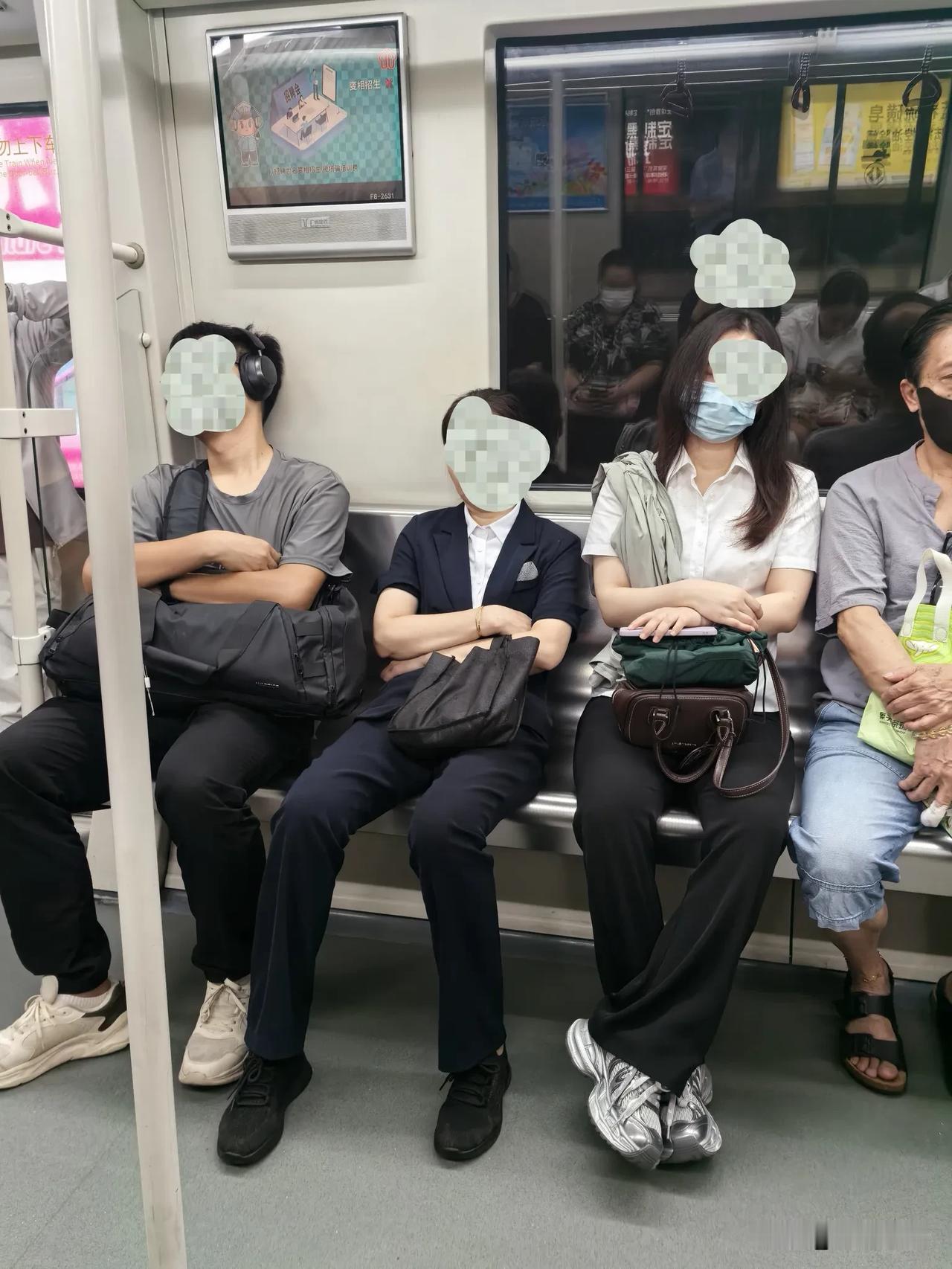早起的上班族打工人，补觉是上地铁巴士的第一件事。有个座就要赶紧小睡一会儿！

可