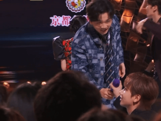 颜人中不理人汪苏泷就把他麦抢走声生不息大合唱，抢麦名场面直接封神了！ 