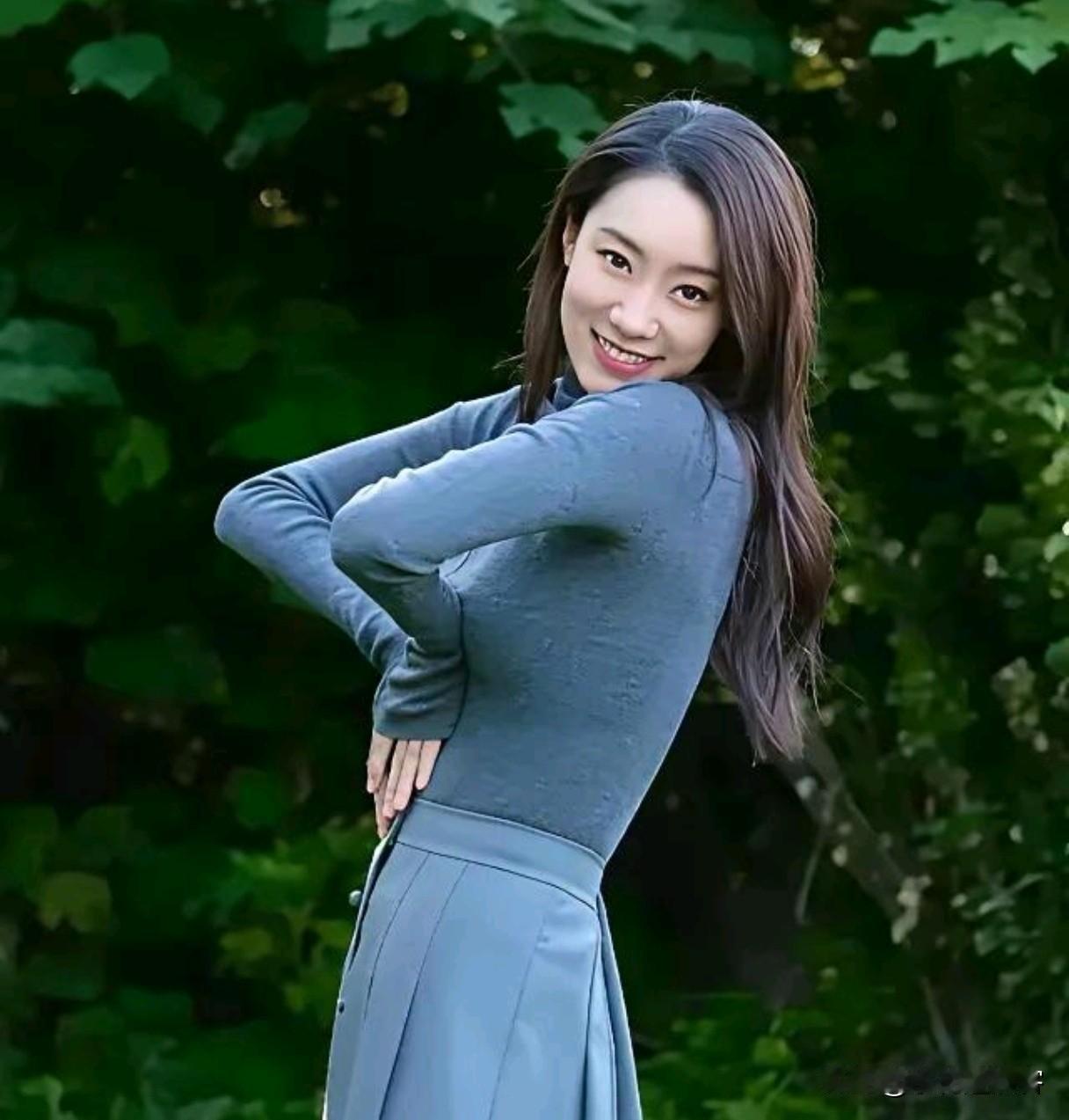 近日，演员张小斐的一组照片引发网友关注。她以简约长发造型亮相，身着一袭鸭蛋青高领