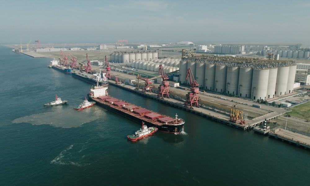 这首伊朗货轮装载着五千个集装箱、有人估算称大约八万吨的货物，这不是一个小数目。从