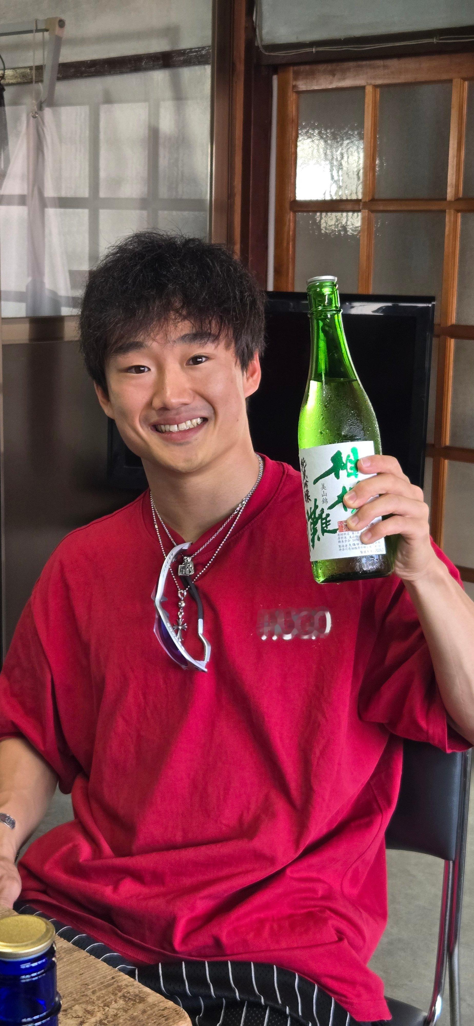 F1 F1日本车手角田裕毅和女友圭奈参观清酒酒厂，并度过了非常愉快的时光。这应该