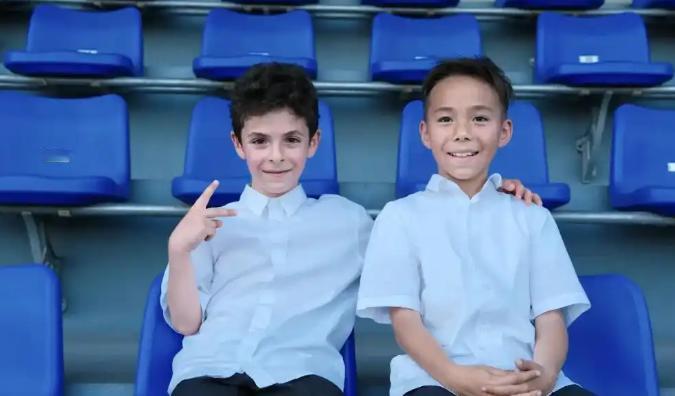 [浮云]失联42天的8岁伊朗男孩回到中国教室，收获全班同学紧紧拥抱

1月15日