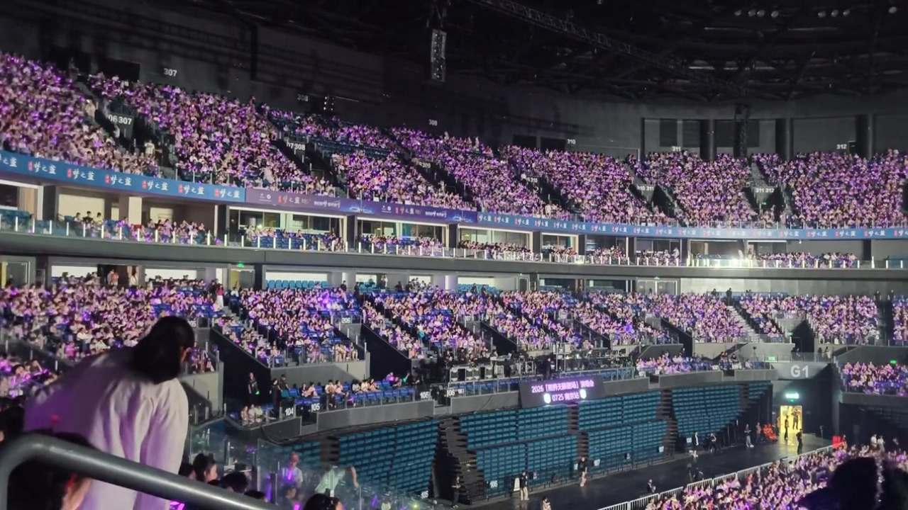 罗云熙今晚南京演唱会上座率（这还是没开场前）感受一下现场紫海，好美好震撼今晚演唱
