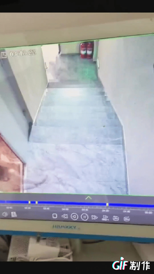 女子没站稳摔下楼后躺在沙发上的人看到她摔的很惨却无动于衷并没有上前给予帮助，这种