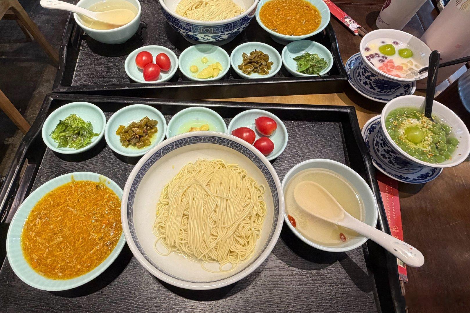 饿到极致了吃完评价是不如葱油拌面和鲜肉小笼包……当然现在不是吃蟹的季节怎么豆花是