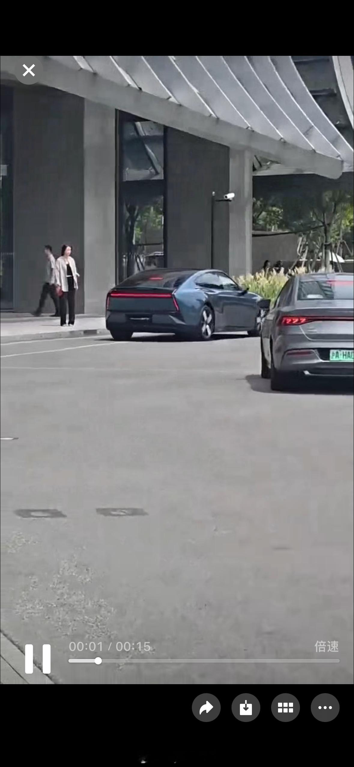 啥情况？何小鹏昨天不是说没预算请第五个代言人所以自己给车站台了么？老罗坐P7来，