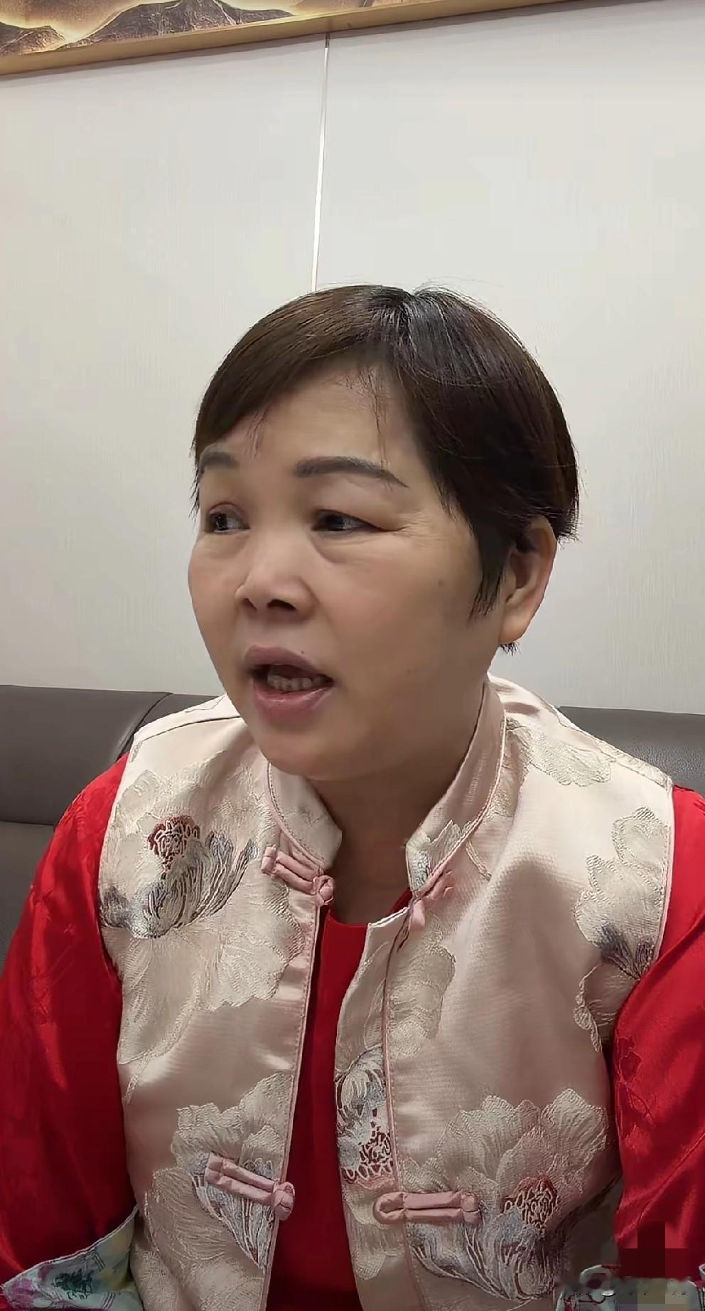 大喇叭东姐不知道儿子叶锐聪读的是专科还是本科？东姐忽然开直播了，家里换了网线，她