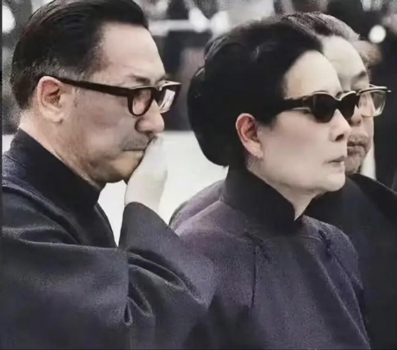 很多人以为蒋介石葬礼上，宋美龄和蒋经国这对母子肯定同心守丧，可这张1975年的彩
