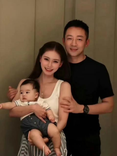 前后两任女婿，被误导签下协议，黄春梅此人不简单。

汪小菲遭到PUA，在没有告知