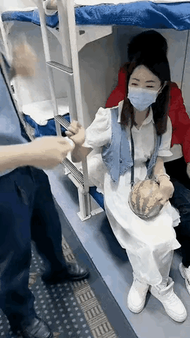 看完这段视频，心里真的很受触动。拥挤狭小的卧铺车厢里，女孩子行动不便，上下床铺十