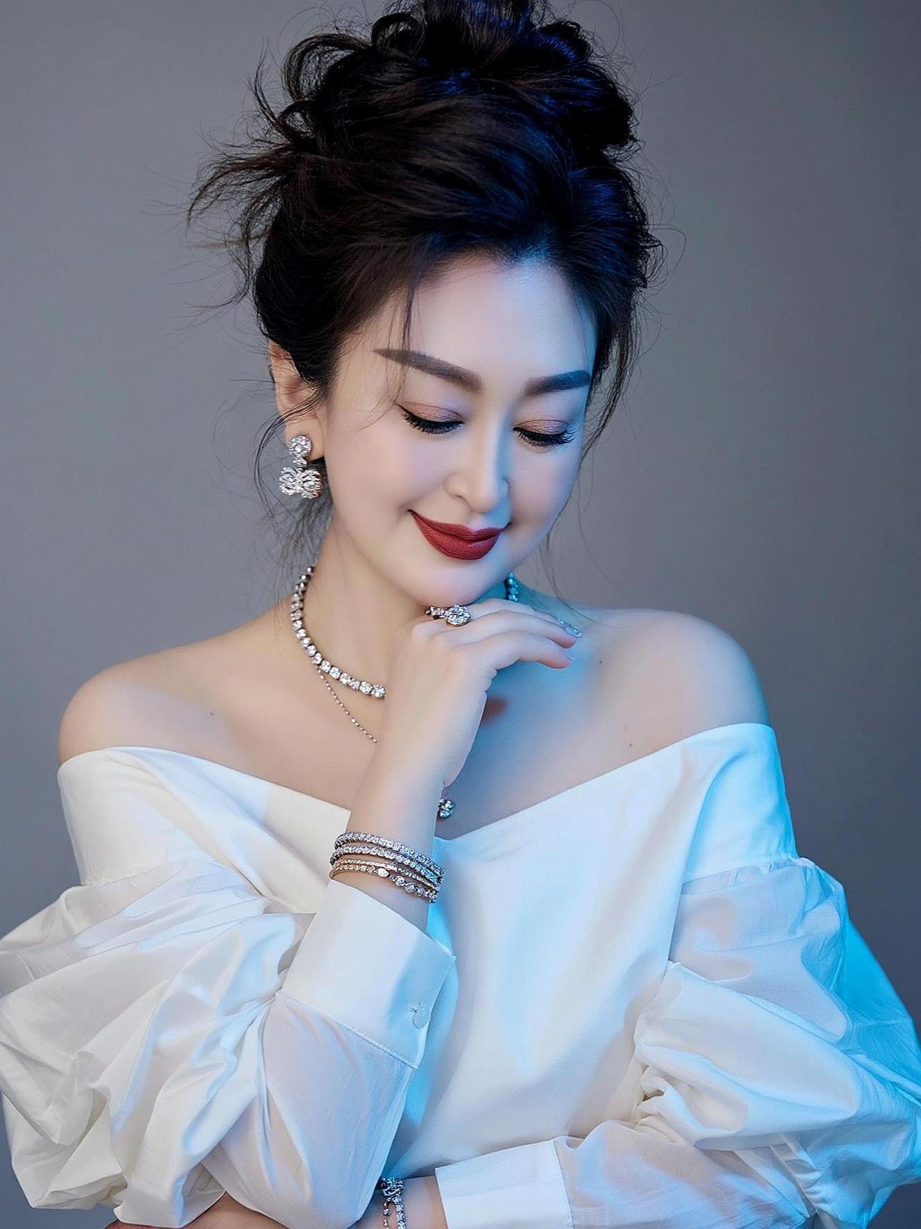 AI轻逸首饰写真