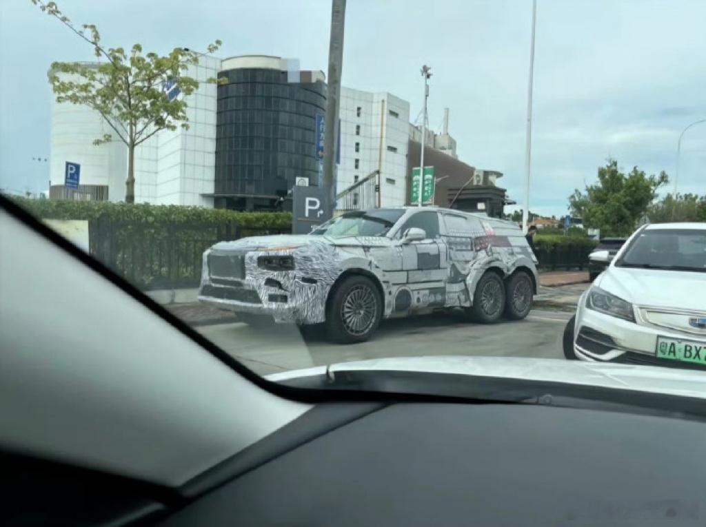 小鹏总喜欢鼓捣一些奇奇怪怪的车，这应该是小鹏那个所谓的陆地航母吧，曾在2024 