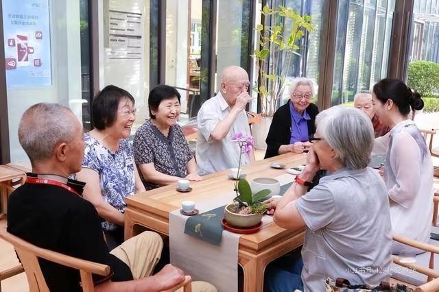 我的一群退休不久的老同事都是拿高退休金的，退休后，他们绝不会参加什么暴走团，他们