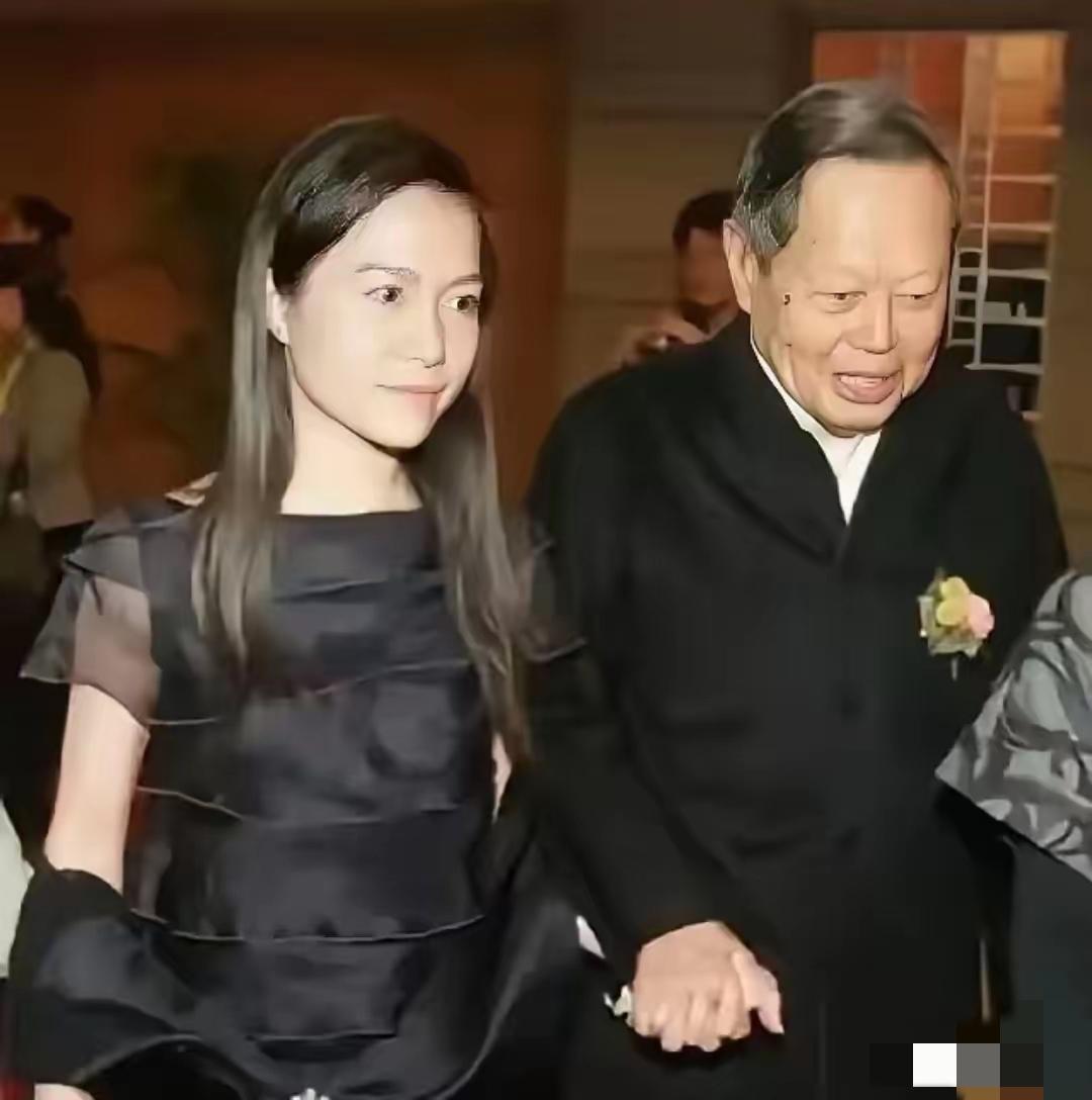 翁帆现在站在人生的路口。

她49岁，陪伴杨振宁走过二十一年，未来有几条路可以选