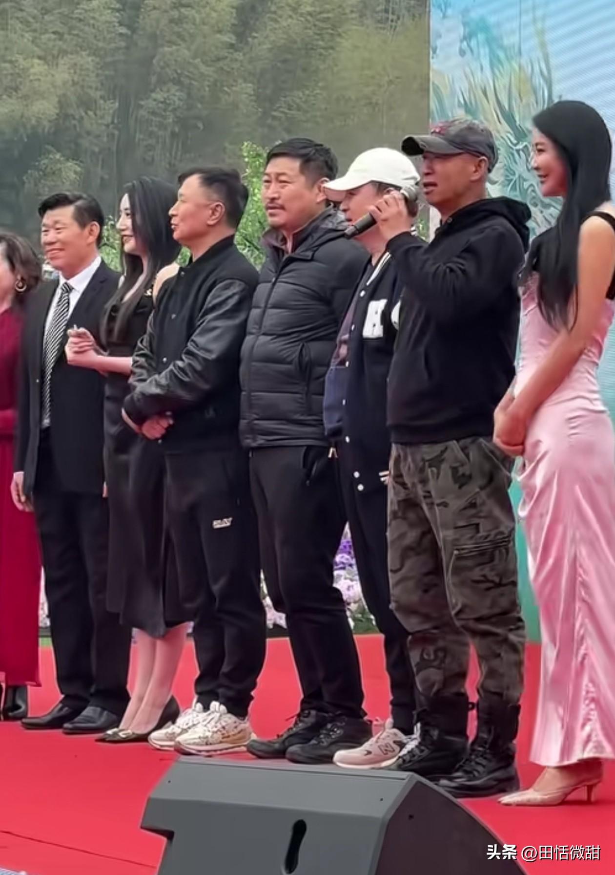 演员江水，冲上热搜。

在电视剧《亮剑》中，他的一嗓子“骑兵连，进攻”给人们留下