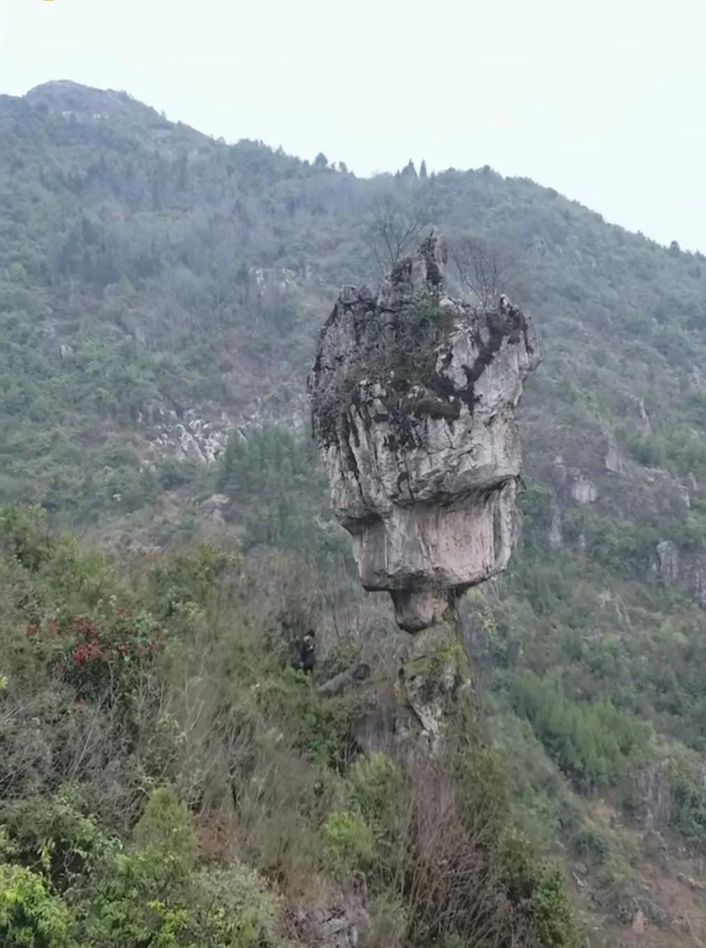 天下奇石千千万，唯独云南“陀螺石”最称奇。
在云南曲靖境内大山中，有一块“不倒翁