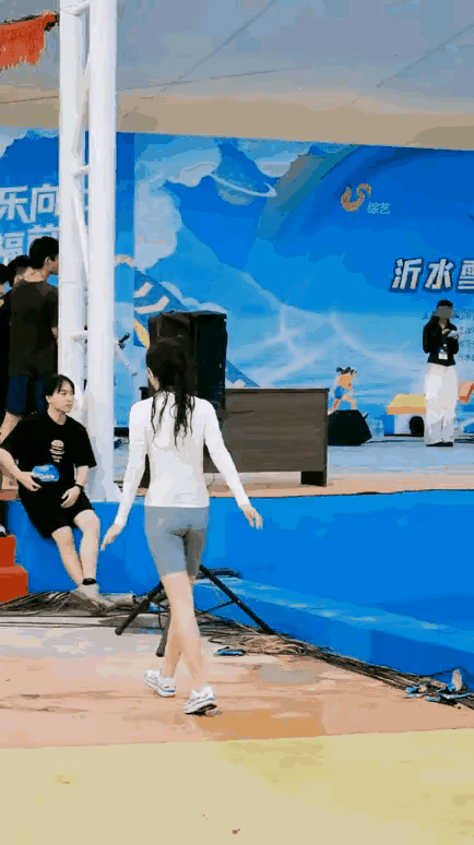 这是我们学校新来的体育老师去参加闯关游戏