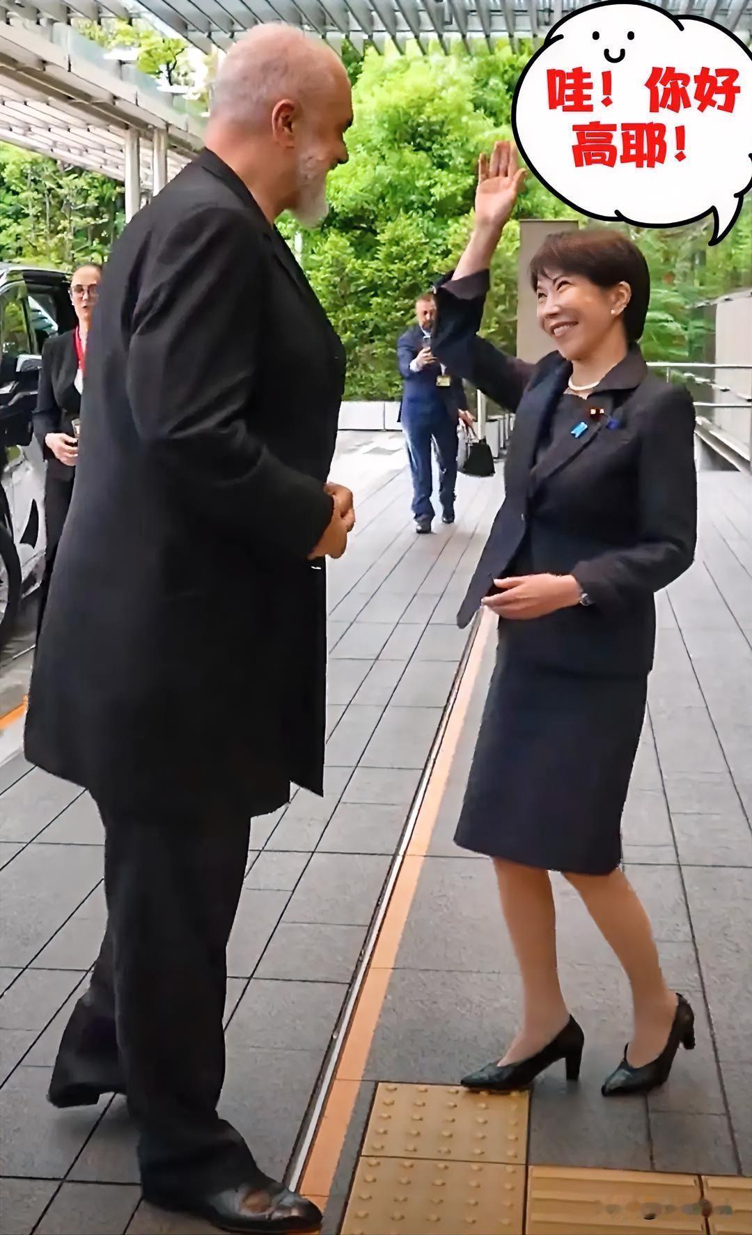 高市早苗会见阿尔巴尼亚总理拉马，迎接的时候忍不住比划了一下拉马的身高！