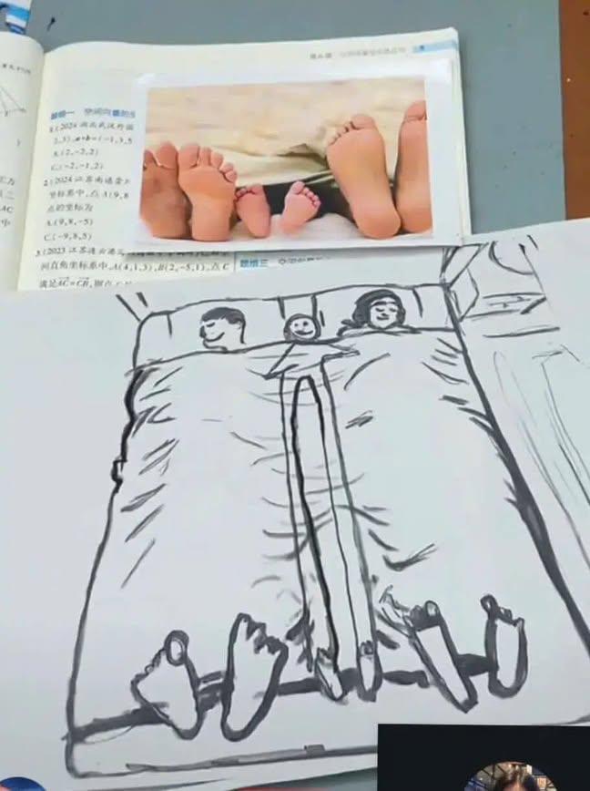 越细看这张图，后背越发凉。
 
上方实拍照片里，露出四只成年人的脚，还有一双小小
