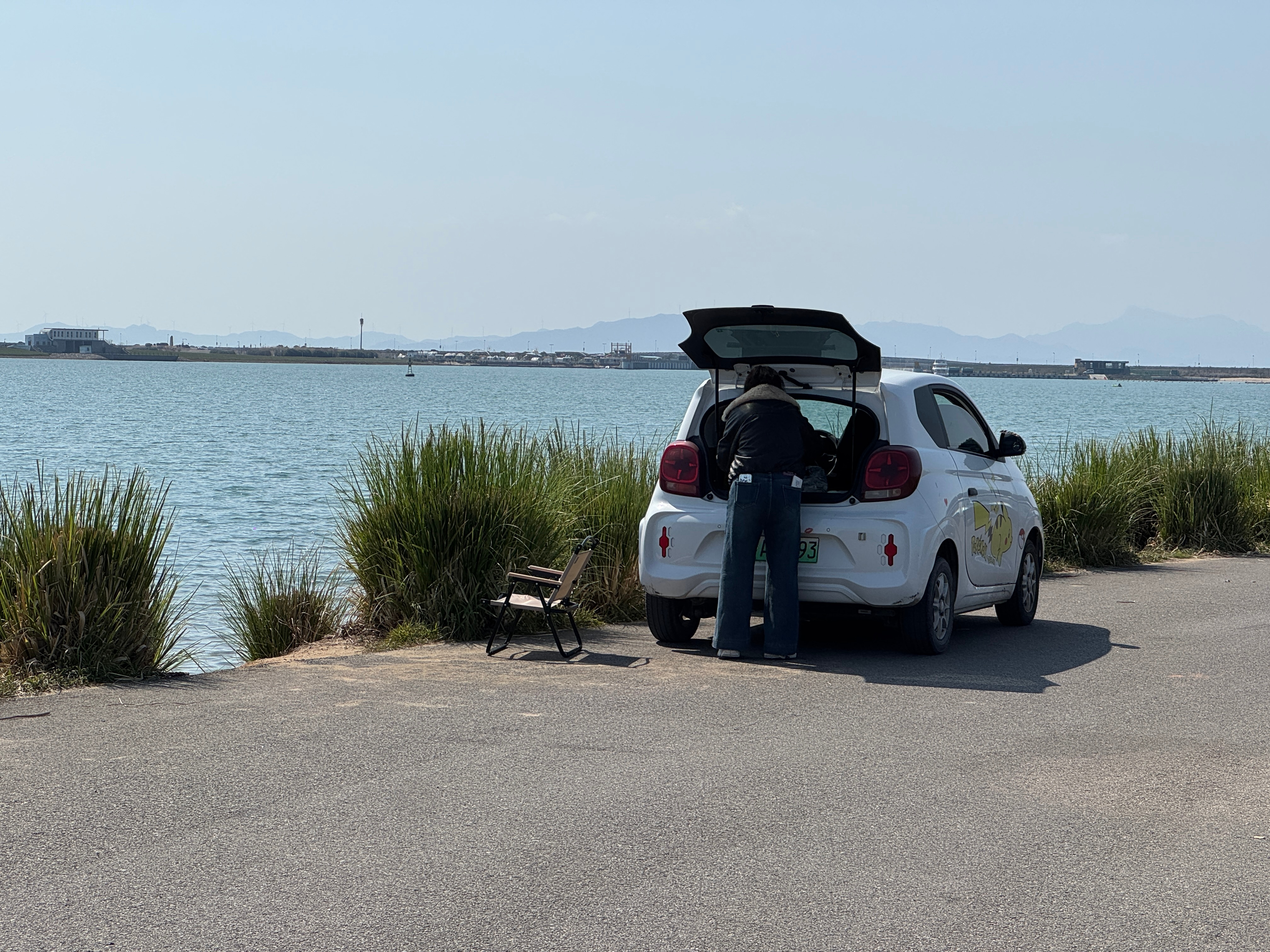 上次拍BZ7的时候看到一个女士开着小蹦豆子带着小男孩在海边春游，就觉得很温馨，小